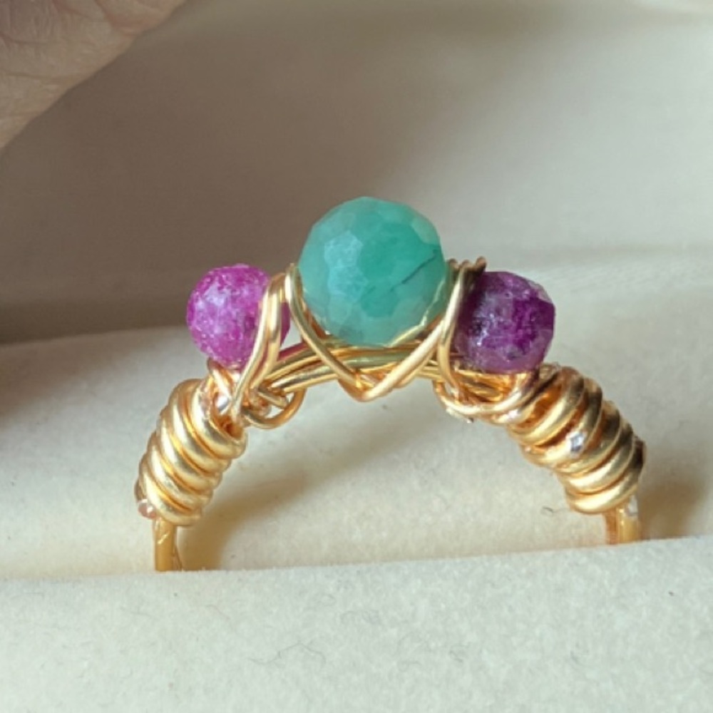 Elegant Gold Ring with Emerald and Ruby Stones